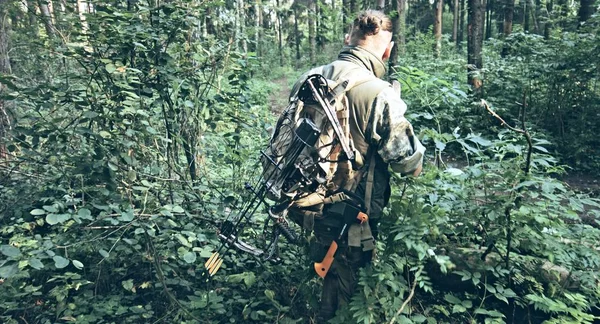 Atirador furtivo camuflado na floresta em emboscada. militar apontando uma  arma, um rifle para o inimigo na natureza. exército, airsoft, hobby,  conceito de jogo
