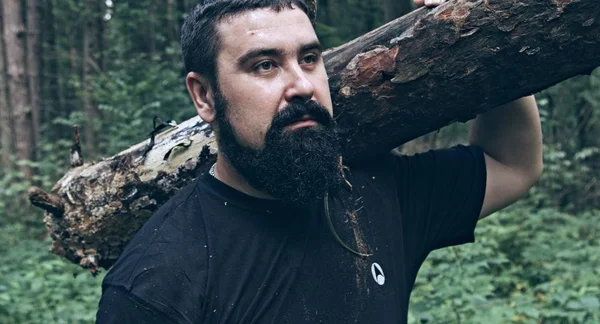 Barbudo Caucasiano Homem Segurando Log Floresta — Fotografia de Stock