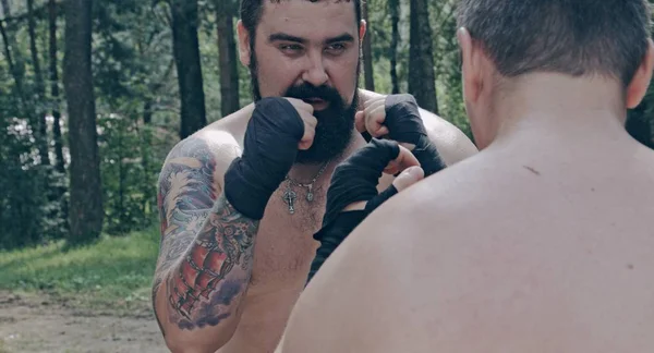Deux Hommes Caucasiens Pratiquant Des Coups Boîte Dans Camp Forestier — Photo