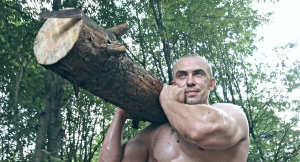 Homem Caucasiano Muscular Segurando Log Floresta — Fotografia de Stock