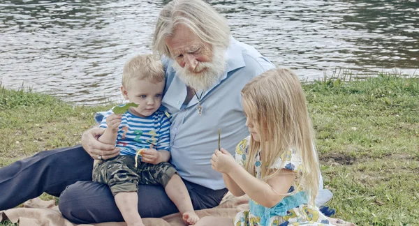 Щасливий Європейський Дідусь Онуками Який Проводить Час Природі — стокове фото