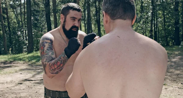 Dos Hombres Caucásicos Practicando Golpes Caja Campamento Forestal — Foto de Stock