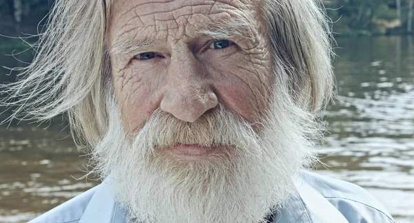Portret Zbliżenie Europejskich Staruszek Brodą — Zdjęcie stockowe