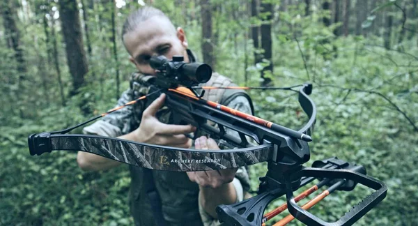 Close Van Man Camouflage Met Kruisboog Het Bos — Stockfoto