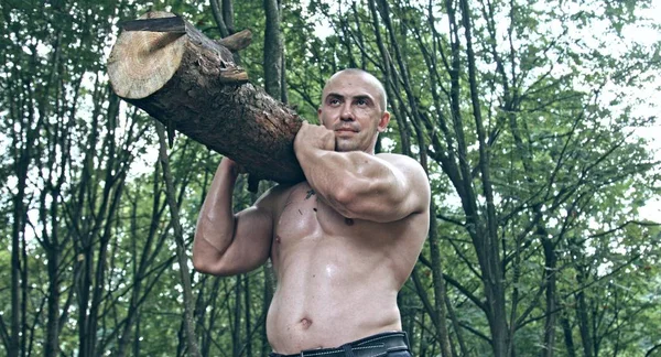 Homme Caucasien Musclé Tenant Une Bûche Dans Forêt — Photo