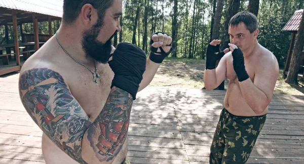 Dois Homens Caucasianos Praticando Golpes Caixa Acampamento Floresta — Fotografia de Stock