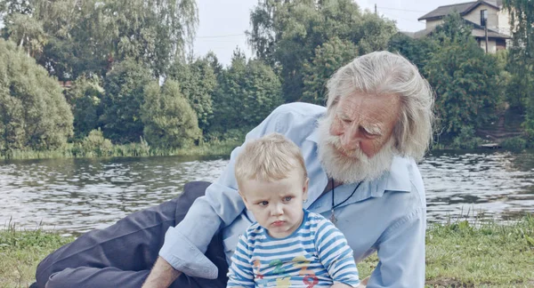 Kaukasiska Farfar Med Sonson Tillbringar Tid Naturen — Stockfoto