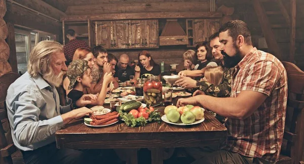 Grande Grupo Amigos Familiares Sentados Cabana Caçadores Madeira Jantando Mesa — Fotografia de Stock