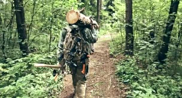 Yeşil Ormanda Adam Taşıma Kütüğü Arka Görünümü — Stok video