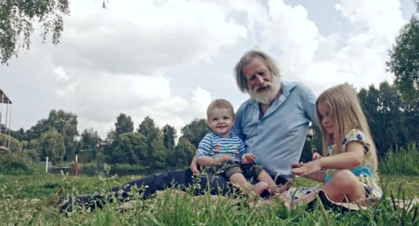 Abuelo Caucásico Con Nieto Nieta Pasar Tiempo Naturaleza — Vídeos de Stock