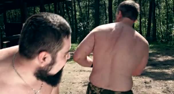 Dos Hombres Caucásicos Practicando Golpes Caja Campamento Forestal — Vídeo de stock