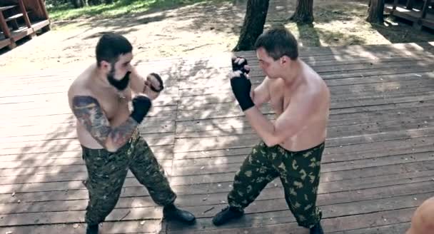 Två Kaukasiska Män Öva Låda Blåser Skogs Läger — Stockvideo