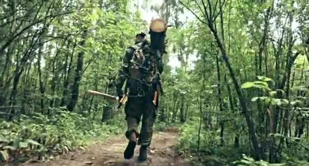 Yeşil Ormanda Adam Taşıma Kütüğü Arka Görünümü — Stok video