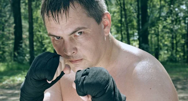 Boxeador Masculino Caucásico Posando Campamento Forestal —  Fotos de Stock
