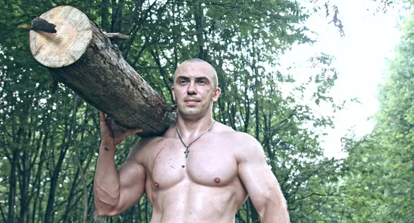Hombre Caucásico Muscular Sosteniendo Tronco Bosque — Foto de Stock