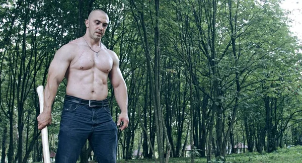 Muskularny Mężczyzna Kaukaski Drewno Lesie — Zdjęcie stockowe