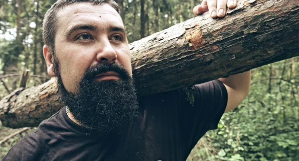 Barbudo Caucasiano Homem Segurando Log Floresta — Fotografia de Stock