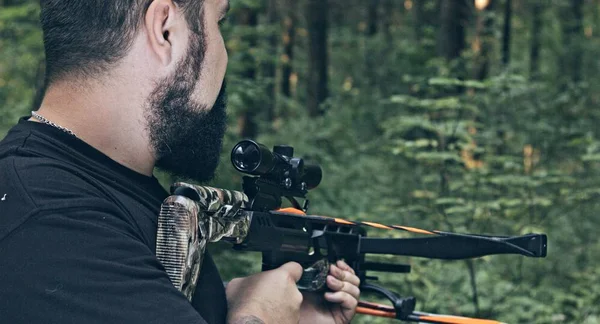 Close Van Kaukasische Man Met Kruisboog Het Bos — Stockfoto