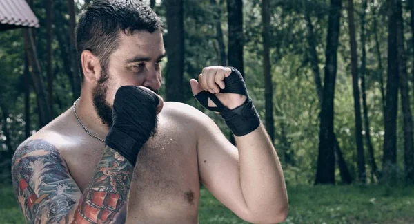 Boxeador Masculino Caucásico Posando Campamento Forestal — Foto de Stock