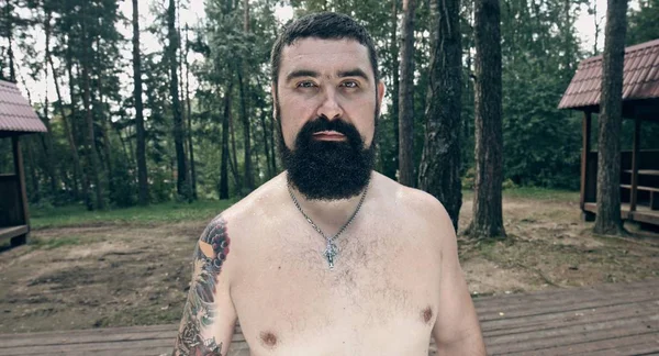 Caucásico Hombre Con Tatuaje Posando Bosque Campamento —  Fotos de Stock