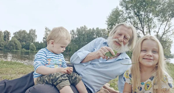 Kaukaski Starszy Dziadek Wnukiem Wnuczka Spędzać Czas Nature — Zdjęcie stockowe