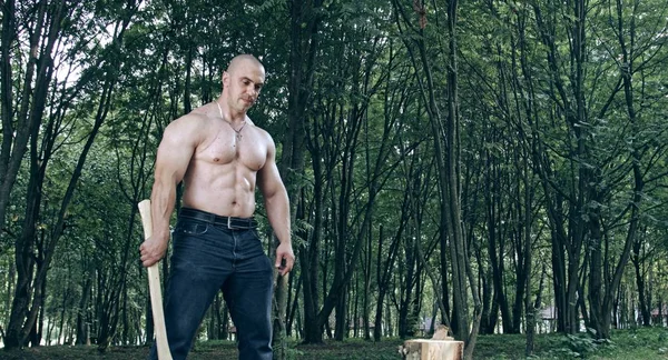 Muskularny Mężczyzna Kaukaski Drewno Lesie — Zdjęcie stockowe