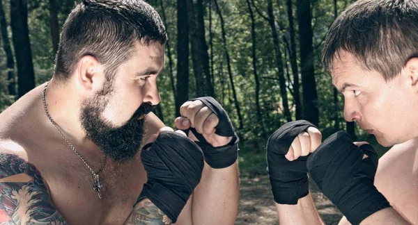 Dos Hombres Caucásicos Practicando Golpes Caja Campamento Forestal —  Fotos de Stock