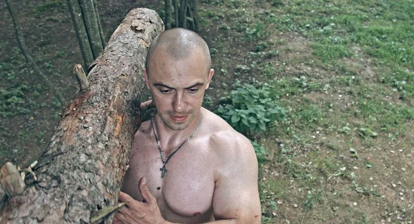 Мускулистый Кавказский Мужчина Держит Бревно Лесу — стоковое фото
