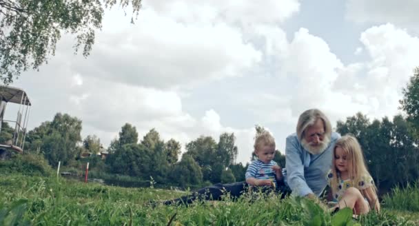 Καυκάσιος Παππούς Εγγονό Και Εγγονή Περνά Χρόνο Στη Φύση — Αρχείο Βίντεο