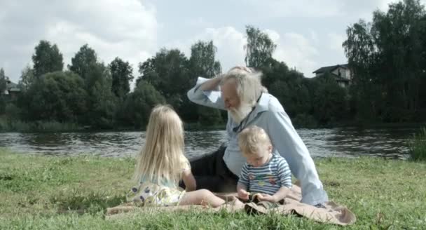 Kaukasische Grootvader Met Kleinzoon Kleindochter Tijd Doorbrengen Natuur — Stockvideo