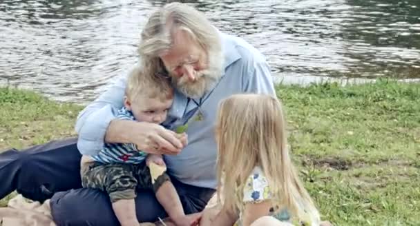 손녀와 할아버지가 자연에서 시간을 보내는 — 비디오