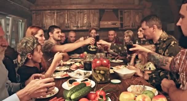 Gran Grupo Amigos Familiares Sentados Cabaña Los Cazadores Madera Cenando — Vídeo de stock