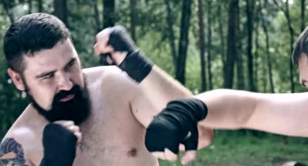 Deux Hommes Caucasiens Pratiquant Des Coups Boîte Dans Camp Forestier — Video