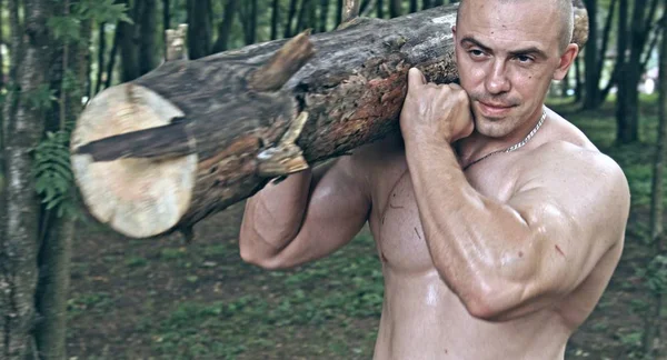 Homem Caucasiano Muscular Segurando Log Floresta — Fotografia de Stock