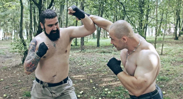 Dwóch Kaukaski Mężczyźni Praktykujący Techniki Walki Leśnym Obozie — Zdjęcie stockowe