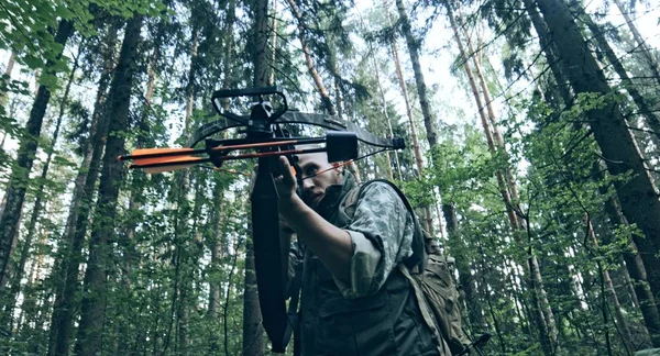 Vista Cerca Del Hombre Camuflaje Con Ballesta Bosque — Foto de Stock