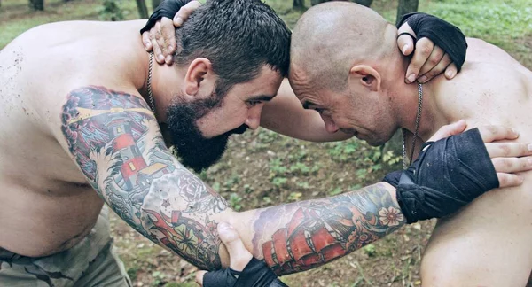 森林キャンプで戦闘技術を練習している2人の白人男性 — ストック写真