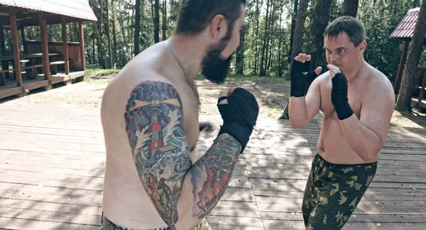 Dois Homens Caucasianos Praticando Golpes Caixa Acampamento Floresta — Fotografia de Stock