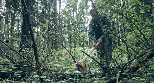 Uomo Caucasico Tagliare Legna Con Ascia Foresta — Foto Stock