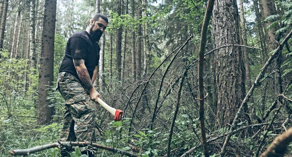 Skäggigt Kaukasiskt Man Hugga Trä Med Yxa Skogen — Stockfoto