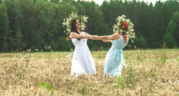 Duas Mulheres Bonitas Com Flores Juntas Campo Trigo Dia Ensolarado — Fotografia de Stock