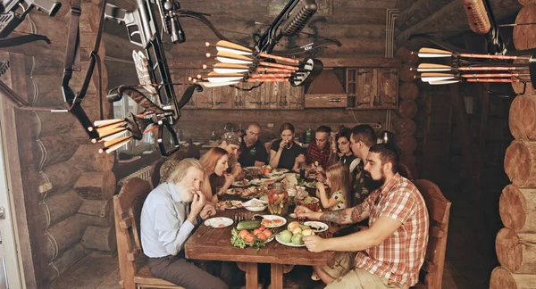 Vrienden Familie Zitten Houten Jagers Hut Met Diner Aan Tafel — Stockfoto