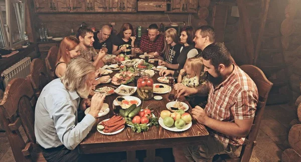 Grote Groep Vrienden Familie Zitten Houten Jagers Shack Met Diner — Stockfoto