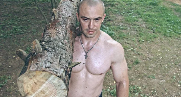 Muscoloso Uomo Caucasico Possesso Log Nella Foresta — Foto Stock