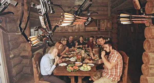 Amigos Familiares Sentados Una Cabaña Cazadores Madera Cenando Una Mesa — Foto de Stock