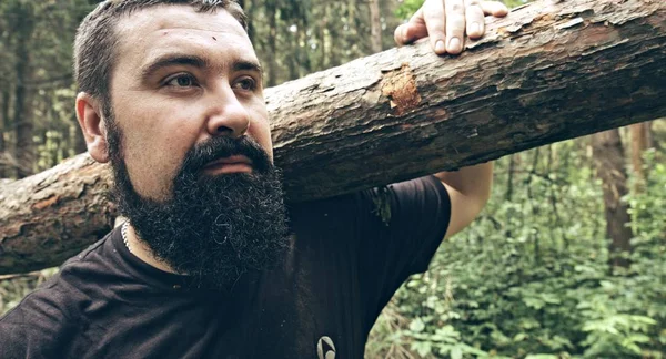 Бородатый Кавказский Человек Держит Бревно Лесу — стоковое фото