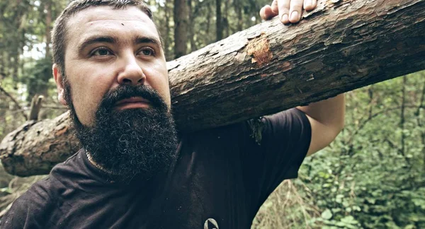 Barbudo Caucasiano Homem Segurando Log Floresta — Fotografia de Stock
