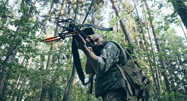 Primo Piano Vista Dell Uomo Camuffamento Con Balestra Nella Foresta — Foto Stock