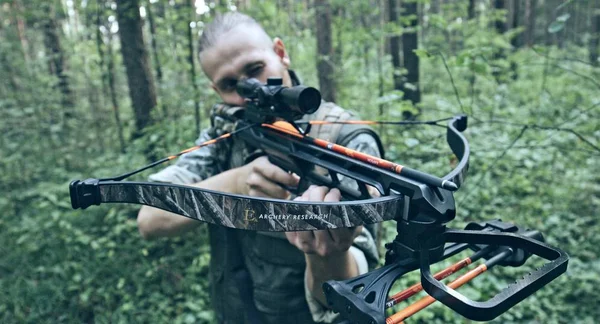 Close Van Man Camouflage Met Kruisboog Het Bos — Stockfoto