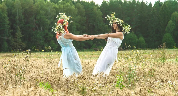 Duas Mulheres Bonitas Com Flores Juntas Campo Trigo Dia Ensolarado — Fotografia de Stock